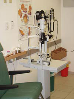 מנורת-סדק מצולמת בחדר בדיקה במרפאת עיניים