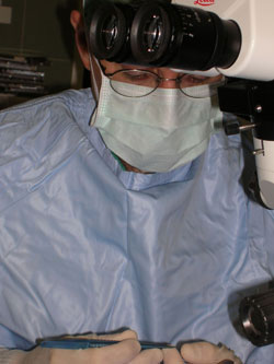 מנתח במהלך ניתוח גלאוקומה