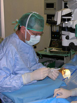 צילום של מנתח בזמן ניתוח עיניים- גלאוקומה