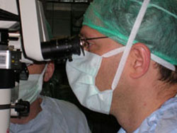 מנתח עיניים - מבט מהצד, במהלך ניתוח קטרקט